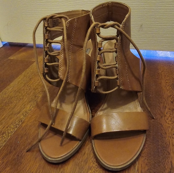 Steve Madden leather sandles. Size 8 - Picture 6 of 6